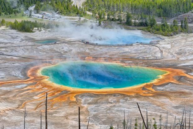 vista del grand prismatic allo yellowstone national park (wyoming, stati uniti)