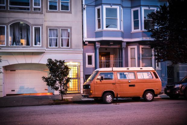 furgoncino westfalia lungo una strada di san francisco (california, stati uniti)