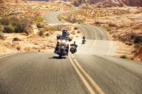 motociclisti lungo le strade dell'arizona