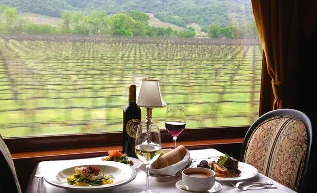 Qualche ora su un treno d'epoca a degustare vino nella Napa Valley